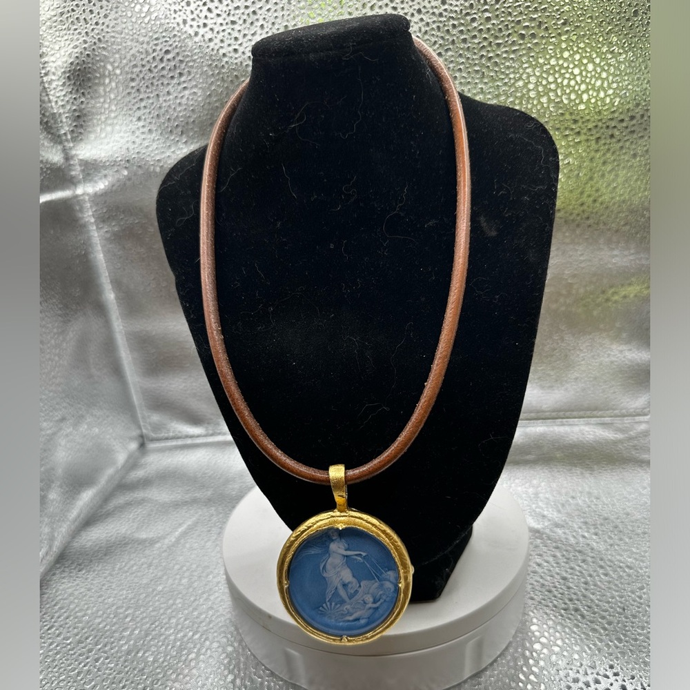 Gorgeous necklace! A must have ! One of a kind!